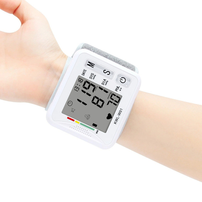 Il quotidiano domestico dell'ospedale controlla il monitor LCD di pressione sanguigna del polso del visualizzatore digitale